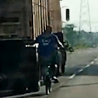 Ciclista é flagrado "pegando rabeira" em carreta na Avenida Guaicurus