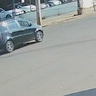 Carro capota após colisão em cruzamento sinalizado; veja o vídeo 