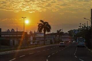 Sol aparece com poucas nuvens no céu da Capital (Foto: Henrique Kawaminami)