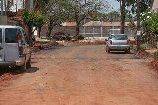 Rua principal e ruas laterais foram asfaltadas; outras três ficaram sem asfalto (Foto: Marcos Maluf)