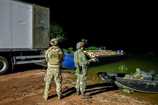 Militares durante apreensão de cigarros transportados em embarcações (Foto: Divulgação | Marinha do Brasil)