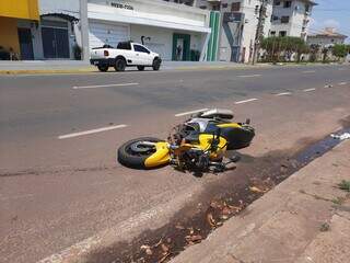 Em colis&atilde;o, moto &eacute; arrastada e s&oacute; capacete fica em cruzamento