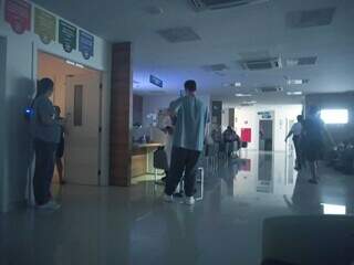 Hall onde pacientes aguardavam por atendimento (Foto: Direto das Ruas)