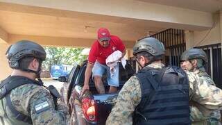 Um dos presos hoje em Pedro Juan é retirado de caminhonete da polícia (Foto: Última Hora)