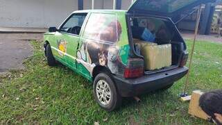 Fiat Uno com adesivo de pet da Capital, apreendido com 425 quilos de maconha (Foto: Adilson Domingos)