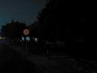 Escuridão na Rua Rotterdam, situada no Bairro Rita Vieira. (Foto: Juliano de Almeida)
