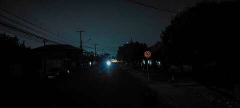 Sobrecarga deixa moradores sem luz pela segunda noite consecutiva