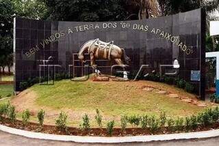 Monumento dá boas-vindas a Aparecida do Taboado, terra dos &#34;60 dias apaixonado&#34;. (Foto: Jornal do Bolsão) 