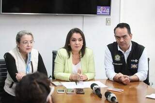 No último dia 14, a prefeita Adriane Lopes (ao centro) anunciou construção de hospital. (Foto: Marcos Maluf)