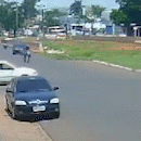 Motorista fura preferencial e motociclista vai parar em teto de veículo