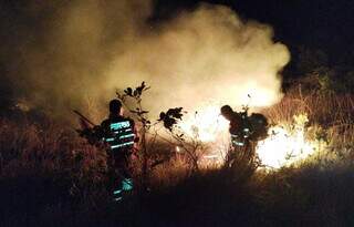 Bombeiros lutando contra chamas às 4h30 desta quarta-feira (Foto: Corpo de Bombeiros/Divulgação)