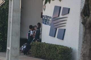 Crianças chegando para estudar na Escola Harmonia, na Rua José Caetano, Jardim Bela Vista (Foto: Marcos Maluf)