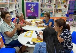 Grupo de idosas durante oficina ofertada pelo Sesi (Foto: Divulgação)