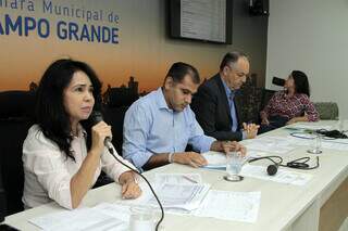 Secretária de finanças e vereadores reunidos no plenarinho da Câmara (Foto: Divulgação/CMCG)