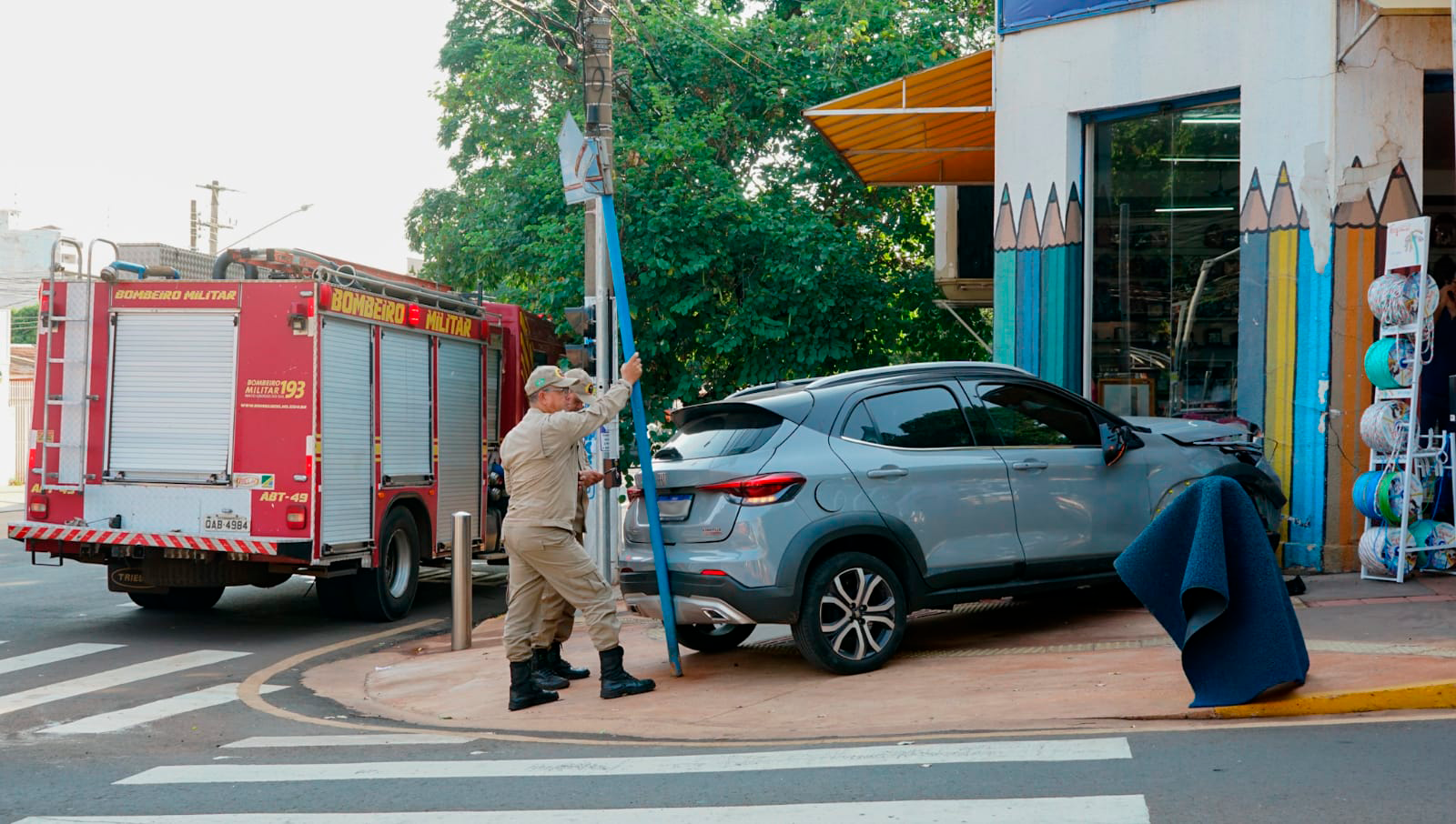 Vizinho fecha esquina com carretas e moradora reclama já bati meu carro -  Direto das Ruas - Campo Grande News