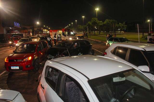 Colis&atilde;o &quot;recorde&quot; envolvendo 8 ve&iacute;culos tumultua a noite na Avenida Gury Marques