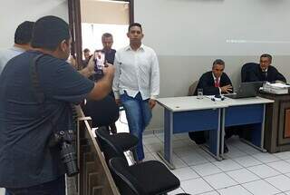 Matheus Gabriel Gonçalves dos Santos, de 20 anos, entrando na sala do Tribunal do Júri. (Foto: Acácio Gomes/Nova News )