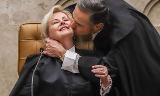 Luís Roberto Barroso beija Rosa Weber durante solenidade. (Foto: Valter Campanato/Agência Brasil)