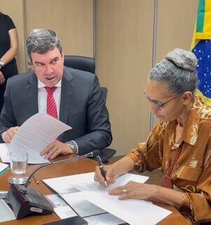 Momento em que Governador e Ministra firmam Grupo de Trabalho (Foto: Divulgação)