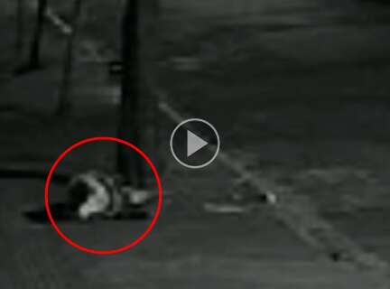 Vídeo mostra homem caindo na rua, baleado no abdômen 