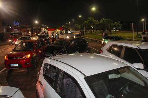 Colis&atilde;o &quot;recorde&quot; envolvendo 8 ve&iacute;culos tumultua a noite na Avenida Gury Marques