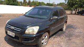 Carro ficou com pneus estourados durante perseguição (Foto: Sidney Assis)