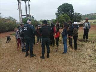 Policiais conversam com indígenas que retomaram invasões em Antônio João (Foto: Divulgação)