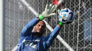 Goleiro Weverton defende a bola em treino na Argentina (Foto: Cesar Greco/Palmeiras)