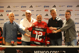 Diretores do Flamengo acompanham Sampaoli durante apresentação do técnico, em abril. (Foto: Gilvan de Souza/Flamengo)