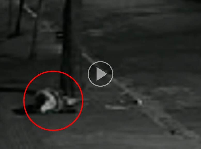 Vídeo mostra homem caindo na rua, baleado no abdômen 