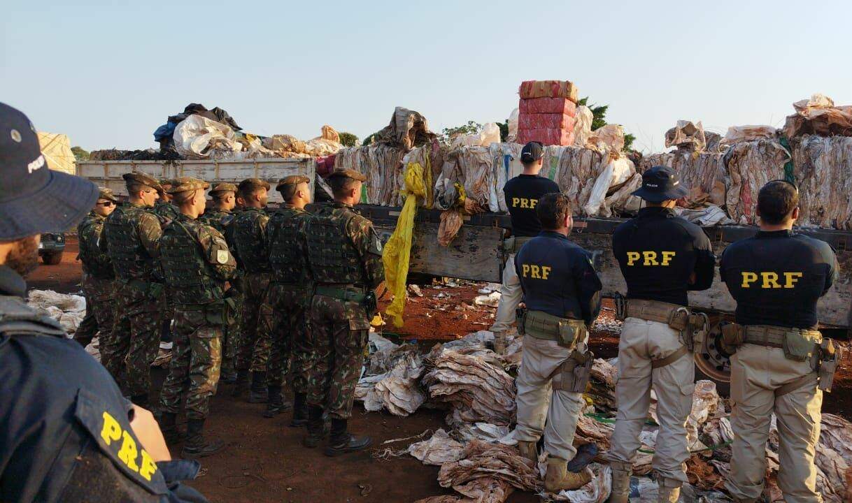 PRF e Exército encontram 4 toneladas de maconha em carga de recicláveis