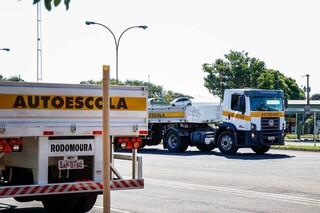 Caminhões de autoescola durante processo de balizamento no Detran (Foto: Henrique Kawaminami)