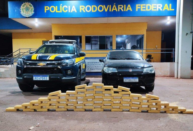 Trio &eacute; preso com R$ 1 milh&atilde;o em pasta base de coca&iacute;na na BR-262