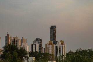 Céu com algumas nuvens nesta manhã em Campo Grande (Foto: Henrique Kawaminami)