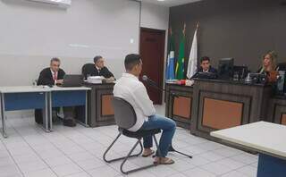 Matheus durante julgamento nesta manhã no fórum de Nova Andradina (Foto: Marcos Donzeli)