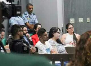 Christian Leitheim (de camiseta branca) e Stephanie de Jesus (de blusa clara) durante audiência do processo por homicídio (Foto: Juliano Almeida)