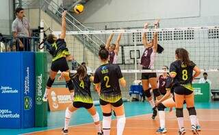 Meninas do voleibol em quadra pelos Jogos da Juventude (Foto: Paulo Palhares/CRE Três Lagoas)