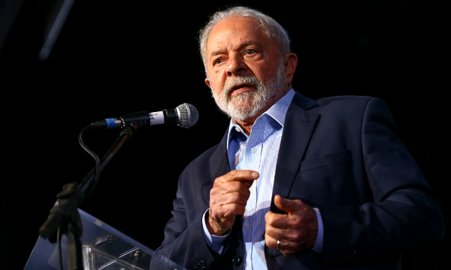 Cirurgia no quadril &eacute; bem-sucedida e Lula se recupera em hospital