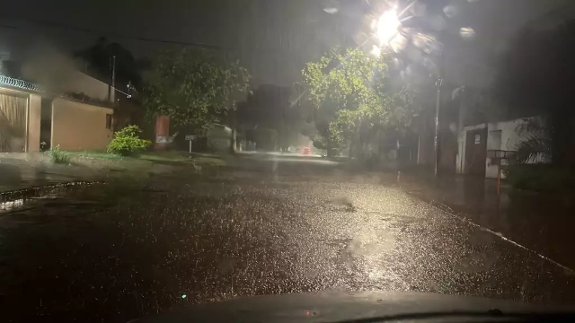 Chuva r&aacute;pida derruba a temperatura na Capital