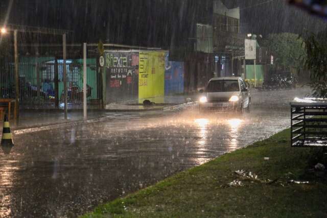 Ap&oacute;s semana do &quot;calor&atilde;o&quot;, chuva retorna &agrave; Capital