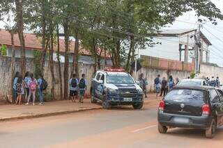 Viatura da Polícia Militar na saída da escola onde aluno foi espancado (Foto: Marcos Maluf)