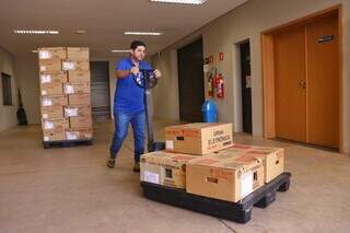 Urnas eletrônicas foram distribuídas ontem para a eleição de conselheiros. (Foto: Paulo Francis)