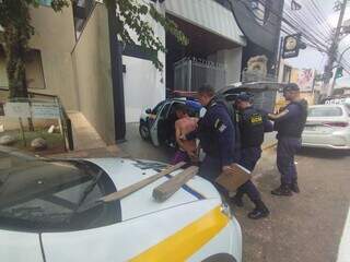 Homem foi encaminhado para DEPCA, em Campo Grande (Foto: Alison Silva)