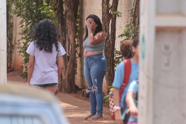 M&atilde;e diz que empurr&otilde;es na escola deram in&iacute;cio &agrave; briga que levou aluno ao hospital