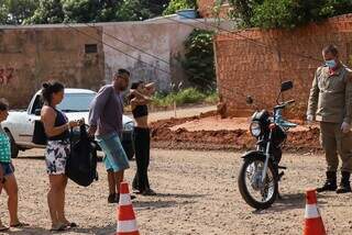 Rogério, que conduzia a moto, está de bermuda azul (Foto: Henrique Kawaminami)