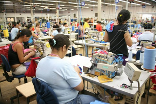 Costureiras realizam trabalho manual em fábrica têxtil. (Foto: Reprodução/Fiems)