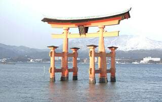 O grande torii flutuante, portal típico japonês, envolto pelo mar durante a maré alta. Em Hatsukaichi, localizada bem ao lado de Hiroshima (Foto: Reprodução)