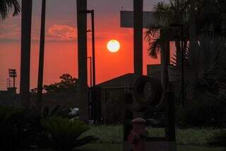 Pôr do Sol nos altos da Afonso Pena, em Campo Grande. (Foto: Juliano Almeida)