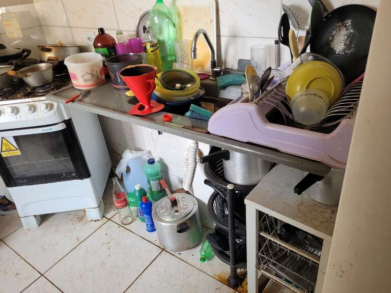 Pia cheia de louça e cozinha do apartamento suja (Foto: Divulgação | GCM)