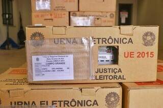Distribuição de urnas eletrônicas para eleição de conselheiros municipais de Campo Grande (Foto: Paulo Francis)